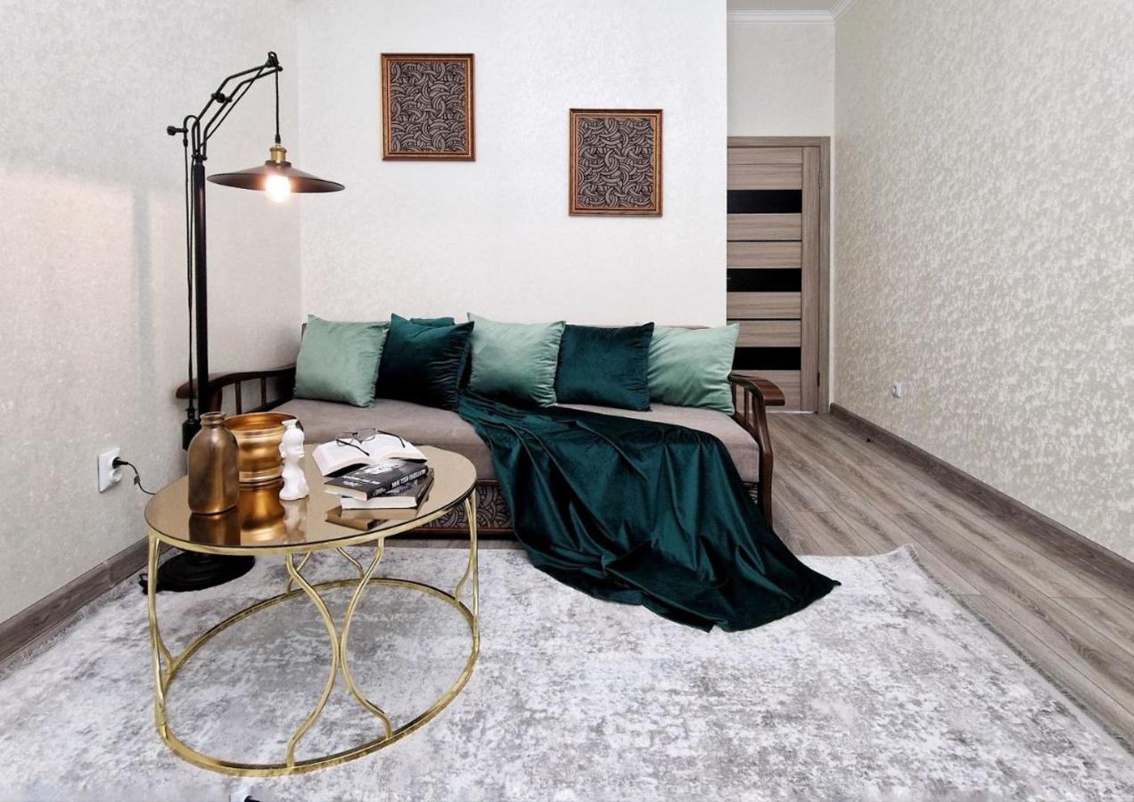 Apartment Legenda: Stylish At Abay-manas Intersection *